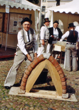 Ernst Kathmann in Maurertracht beim Herstellen eines Rundbogens Ernst Kathmann in Maurertracht beim Herstellen eines Rundbogens