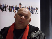 Mattias Steinhäuser mit rotem Schal vor einem IG BAU-Plakat mit Vertretern aller Berufsgruppen Mattias Steinhäuser mit rotem Schal vor einem IG BAU-Plakat mit Vertretern aller Berufsgruppen
