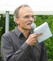 Klaus Bernard mit Mikrophon in der Hand. Klaus Bernard mit Mikrophon in der Hand.