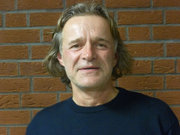 Portraitfoto eines etwa 50jährigen Mannesmit halblangem, graublondem Jahr und blauem T-Shirt. Portraitfoto eines etwa 50jährigen Mannesmit halblangem, graublondem Jahr und blauem T-Shirt.