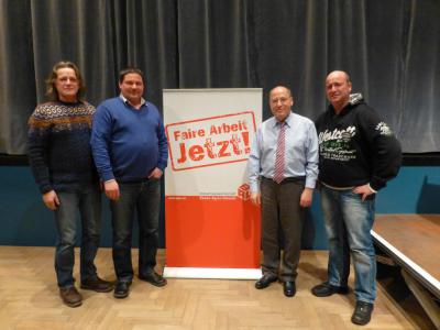 Drei Betriebsräte der Firma Holst mit Gregor Gysi und dem Slogan &quot;Faire Arbeit jetzt!&quot;