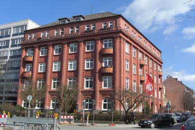 Foto vom Bundeshaus in der Jungestraße, darüber blauer Himmel