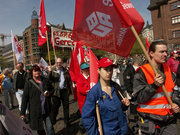 KollegInnen der IG BAU bei der Mai-Demo 2012, vorne Mitglieder der Bezirksjugend mit IG BAU-Fahnen KollegInnen der IG BAU bei der Mai-Demo 2012, vorne Mitglieder der Bezirksjugend mit IG BAU-Fahnen