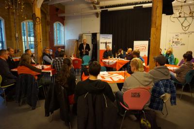 Das Centro Sociale mit Referenten und Publikum, im Hintergrund Banner der IG BAU. Das Centro Sociale mit Referenten und Publikum, im Hintergrund Banner der IG BAU.