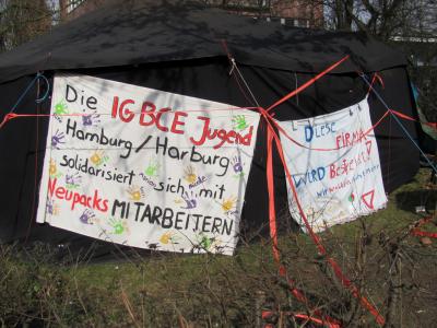 Ein Solidaritäts-Transparent der jungen BAU Hamburg