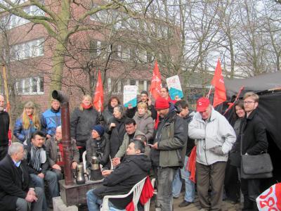Neupack-Streikende, im Hintegrund IG BAU-Fahnen.