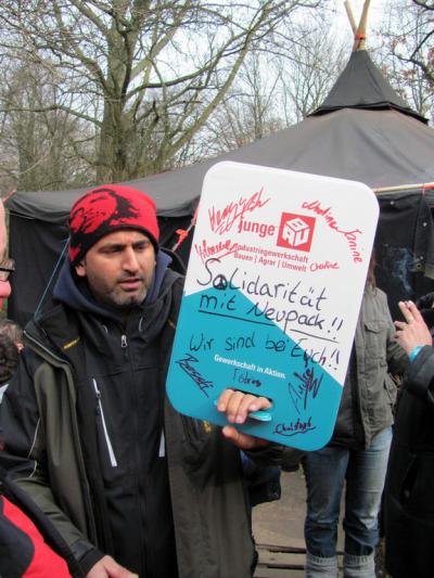 Ein Streikposten mit IG BAU-Schild (Foto: Schlanske)