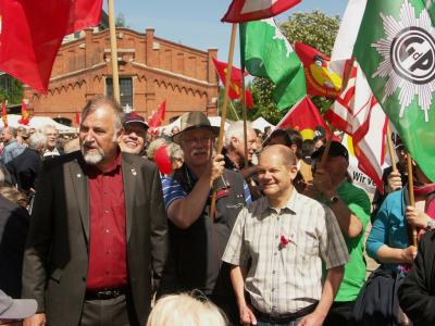 Olaf Scholz, hier am 1. Mai zusammen mit IG BAU-Chef Klaus Wiesehügel auf der Hamburger Mai-Demo 2011 Olaf Scholz, hier am 1. Mai zusammen mit IG BAU-Chef Klaus Wiesehügel auf der Hamburger Mai-Demo 2011