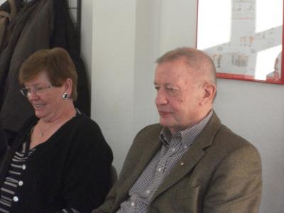 Edda und Klaus Knickmeier, sie töpferte das BAU-Wappen über dem Eingang Jungestraße, er stand der IG BAU Hamburg lange Jahre vor