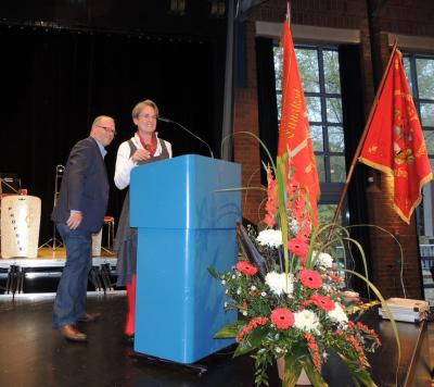 Bärbel Feltrini am Rednerpult, hinter ihr Matthias Maurer Bärbel Feltrini am Rednerpult, hinter ihr Matthias Maurer