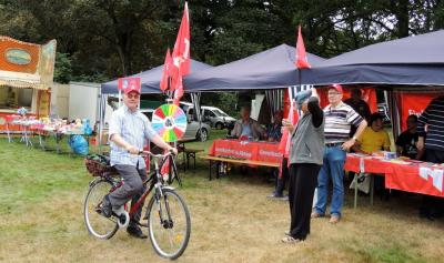 Der "große Vorsitzende" kommt: Werner Stapelfeldt kam per Rad Der "große Vorsitzende" kommt: Werner Stapelfeldt kam per Rad