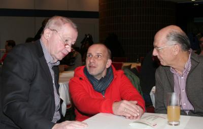 Steckten die Köpfe zusammen: Alt-Bezirkschef Klaus Knickmeier, Bezirksvorstand Uwe Nack, Peter Hamm Steckten die Köpfe zusammen: Alt-Bezirkschef Klaus Knickmeier, Bezirksvorstand Uwe Nack, Peter Hamm