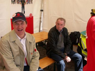 Roland Karp und Klaus Grimm im IG BAU-Zelt auf dem Fischmarkt Roland Karp und Klaus Grimm im IG BAU-Zelt auf dem Fischmarkt