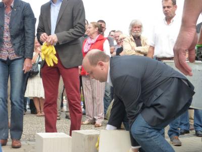 Manuel Sarrazin (Grüne) hebt einen Kalksandstein-Block aufs vorbereitete Mauerwerk. Manuel Sarrazin (Grüne) hebt einen Kalksandstein-Block aufs vorbereitete Mauerwerk.