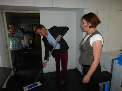 Sebastian Liebram bei Reinigungsarbeiten Sebastian Liebram bei Reinigungsarbeiten