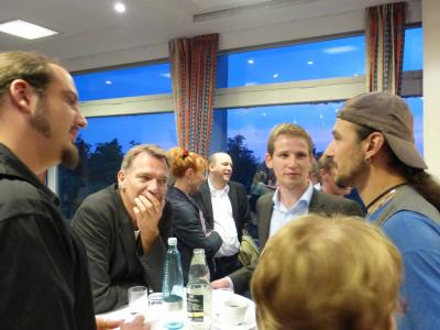 Jan van Aken und Sebastian Liebram im Gespräch mit der jungen BAU Hamburg (alle Fotos: IG BAU) Jan van Aken und Sebastian Liebram im Gespräch mit der jungen BAU Hamburg (alle Fotos: IG BAU)