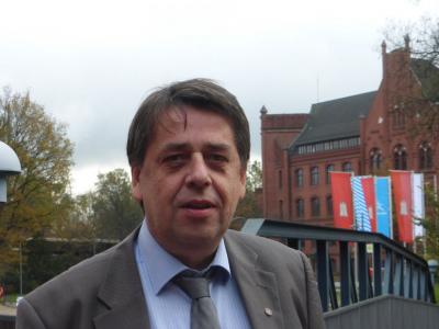 Dietmar Schäfers im Park vor dem Wilhelmsburger Bürgerhaus Dietmar Schäfers im Park vor dem Wilhelmsburger Bürgerhaus