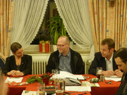 Katja Karger mit Hamburgs IG BAU-Chef Matthias Maurer und Regionalleiter André Grundmann auf einer Sitzung des Bezirksbeirats: Während sie die Senioren verstärkt einbinden will, hält die IG BAU-Spitze die bestehenden Beteiligungsmöglichkeiten für ausreichend. (Foto: IG BAU) Katja Karger mit Hamburgs IG BAU-Chef Matthias Maurer und Regionalleiter André Grundmann auf einer Sitzung des Bezirksbeirats: Während sie die Senioren verstärkt einbinden will, hält die IG BAU-Spitze die bestehenden Beteiligungsmöglichkeiten für ausreichend. (Foto: IG BAU)
