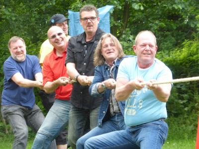 Sechs Kollegen beim Tauziehen