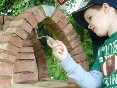 Junge beim Rundbogen-Mauern