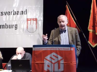 Klaus Knickmeier am Rednerpult, davor eine IG BAU-Fahne Klaus Knickmeier am Rednerpult, davor eine IG BAU-Fahne