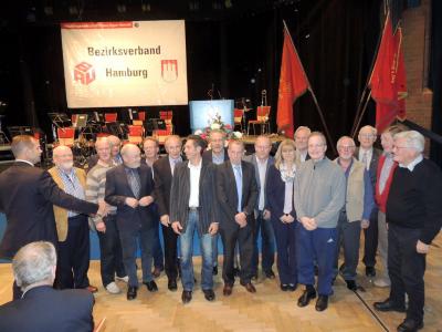 ca. 15 Jubilare mit 40 Jahren Mitgliedschaft vor dem Transparent "Bezirksverband Hamburg" ca. 15 Jubilare mit 40 Jahren Mitgliedschaft vor dem Transparent "Bezirksverband Hamburg"