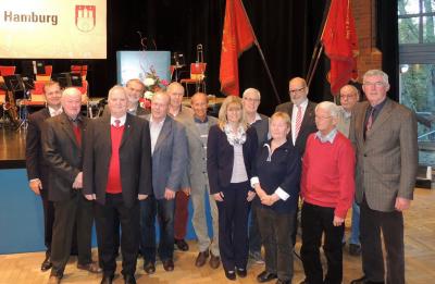 ca. 10 Jubilare mit 50 Jahren Mitgliedschaft, in der Mitte Bundesvorstandsmitglied Ulrike Laux ca. 10 Jubilare mit 50 Jahren Mitgliedschaft, in der Mitte Bundesvorstandsmitglied Ulrike Laux