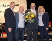 Jubilar Christoph Burmester mit (v.l.) André Grundmann, Matthias Maurer und Ulrike Laux Jubilar Christoph Burmester mit (v.l.) André Grundmann, Matthias Maurer und Ulrike Laux