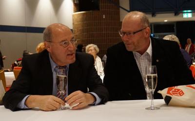 Gregor Gysi und Hamburgs IG BAU-Vorsitzender Matthias Maurer im Gespräch