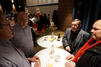 Stehtisch mit vier Personen