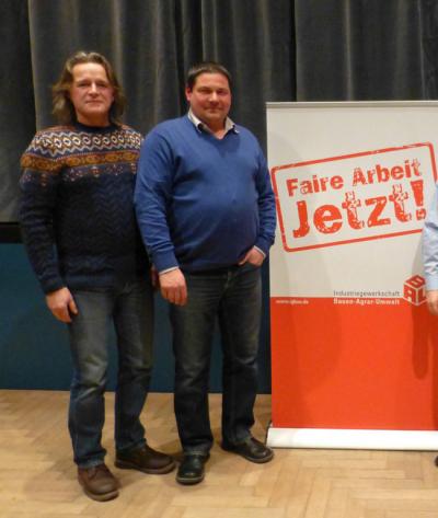 Zwei Holst-Beschäftigte mit &quot;Faire-Arbeit-Jetzt!&quot;-Banner