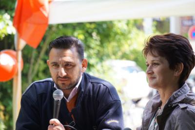 Zwei Personen: Sezai Elmali und Bedra Duric mit Mikro Zwei Personen: Sezai Elmali und Bedra Duric mit Mikro