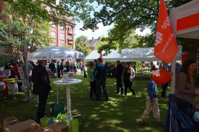 Bevölkerter Rasen, Stehtische, Festzelte, im Hintergrund das 1911 erbaute Bundeshaus der IG BAU Bevölkerter Rasen, Stehtische, Festzelte, im Hintergrund das 1911 erbaute Bundeshaus der IG BAU