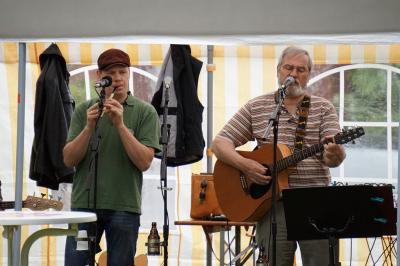 Zwei Musiker mit Flöte, Gitarre und Mikro Zwei Musiker mit Flöte, Gitarre und Mikro