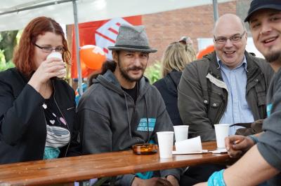 Mehrere jüngere BAU-Mitglieder am Biertisch, Blick Richtung Kamera Mehrere jüngere BAU-Mitglieder am Biertisch, Blick Richtung Kamera