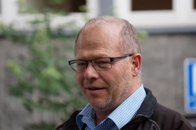 Nahaufnahme von Matthias Maurer, mit Brille und Kragen eines blau-weiß karierten Hemdes ... im Hintergrund ein Baum und ein Gebäude. Nahaufnahme von Matthias Maurer, mit Brille und Kragen eines blau-weiß karierten Hemdes ... im Hintergrund ein Baum und ein Gebäude.