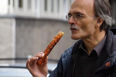 Klaus Bernard mit großer Bratwurst "im Anschlag" Klaus Bernard mit großer Bratwurst "im Anschlag"