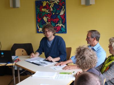 Jörg Heinel, Fachreferent des Bundesvorstands, in der Diskussion mit TeilnehmerInnen des Treffens (Foto: Johne). Jörg Heinel, Fachreferent des Bundesvorstands, in der Diskussion mit TeilnehmerInnen des Treffens (Foto: Johne).