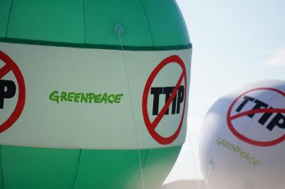 Grüne und weiße Riesen-Ballons mit "Greenpeace"-Schriftzug und durchgestrichenem "TTIP"-Logo. Grüne und weiße Riesen-Ballons mit "Greenpeace"-Schriftzug und durchgestrichenem "TTIP"-Logo.