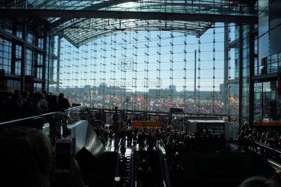 Große Glasfassade, darauf der Schriftzug "Berlin Hauptbahnhof" von hinten, dahinter Zehntausende Menschen mit Fahnen. Große Glasfassade, darauf der Schriftzug "Berlin Hauptbahnhof" von hinten, dahinter Zehntausende Menschen mit Fahnen.