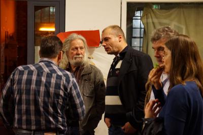 Diskutierende Veranstaltungsbesucher. Diskutierende Veranstaltungsbesucher.