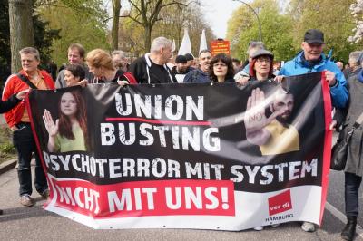 ver.di-Transparent gegen gewerkschaftsfeindliche Aktivitäten im Arbeitgeber-Lager (Foto: IG BAU). ver.di-Transparent gegen gewerkschaftsfeindliche Aktivitäten im Arbeitgeber-Lager (Foto: IG BAU).