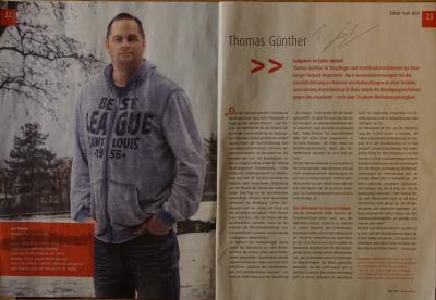 Bericht in der Mitgliederzeitschrift der IG BAU, links ein ganzseitiges Foto des Kollegen Thomas Günther, rechts der Text des Artikels.