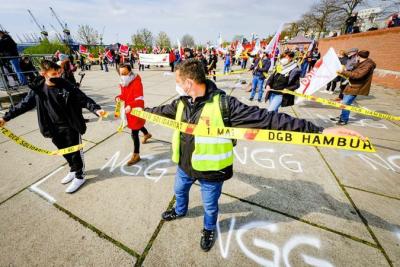 Das Band der Solidarität (Foto: DGB HH). Das Band der Solidarität (Foto: DGB HH).