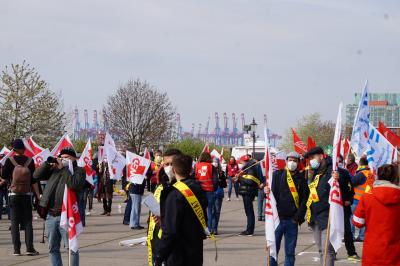 Teilnehmer*innen der Mai-Kundgebung 2021 auf dem Fischmarkt. Teilnehmer*innen der Mai-Kundgebung 2021 auf dem Fischmarkt.