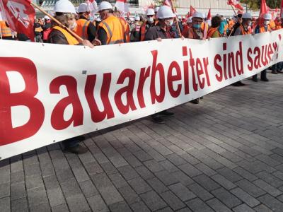 Protestierende Bauleute mit Banner Protestierende Bauleute mit Banner