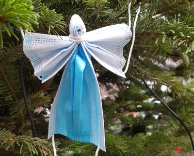 Weihnachtsengel, gebastelt aus zwei medizinischen Masken Weihnachtsengel, gebastelt aus zwei medizinischen Masken