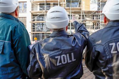 Zollbeamte mit Blick auf eine Baustelle Zollbeamte mit Blick auf eine Baustelle