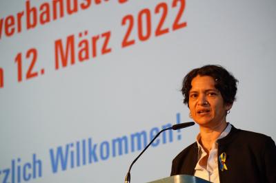 Tanja Chawla vor einer großen Leinwand Tanja Chawla vor einer großen Leinwand