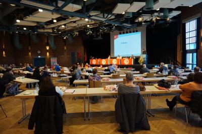 Der große Saal des Bürgerhauses Wilhelmsburg mit Delegierten und viel Abstand. Der große Saal des Bürgerhauses Wilhelmsburg mit Delegierten und viel Abstand.